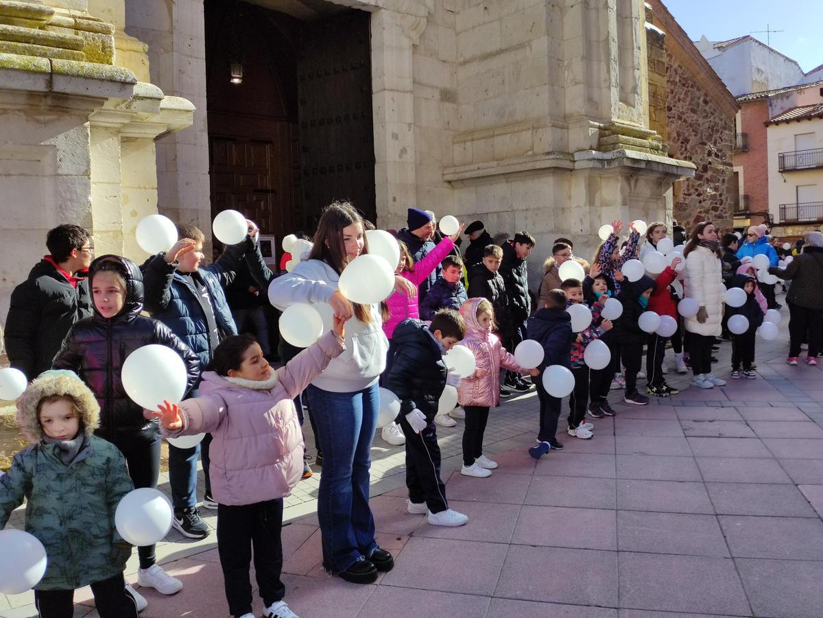 GALERÍA | El colegio Virgen de la Vega de Benavente realiza una gran cadena humana por la paz
