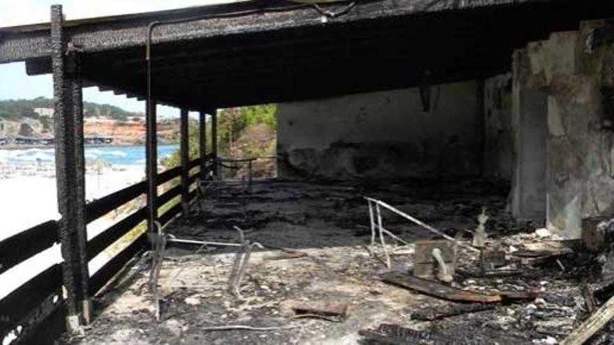 La terraza del restaurante ha quedado destrozada.