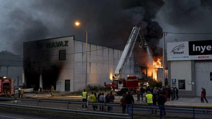 La nave de Mavaz y al fondo las llamas producidas tras explosionar las cámaras frigoríficas // E. Sarmiento