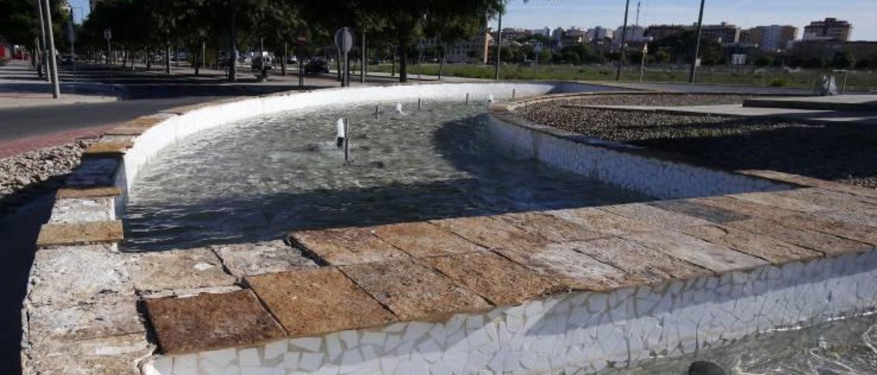 El vandalismo causa ahora destrozos en  la fuente de Tulell