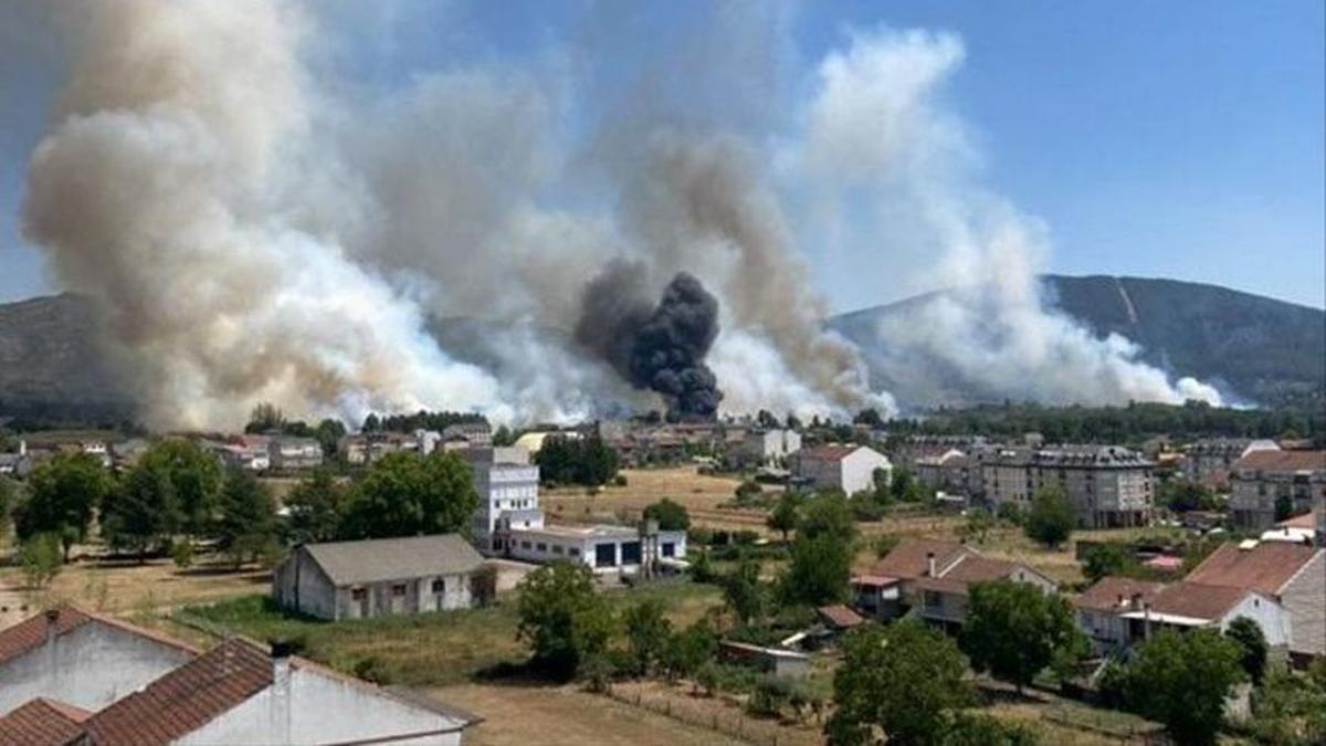 El humo del incendio de Verín está muy cerca de las casas.