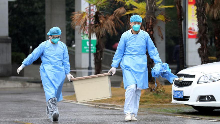 El equipo médico del Jinyintan Hospital, en el que los pacientes con neumonía causada por la epidemia del nuevo coronavirus están siendo tratados en Wuhan, lleva una caja.
