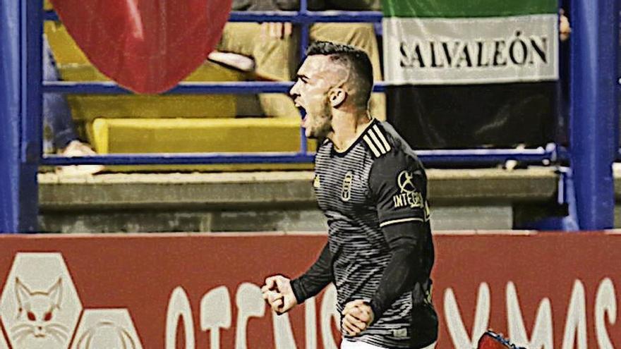 Joselu celebra su gol, el domingo, en Almendralejo.