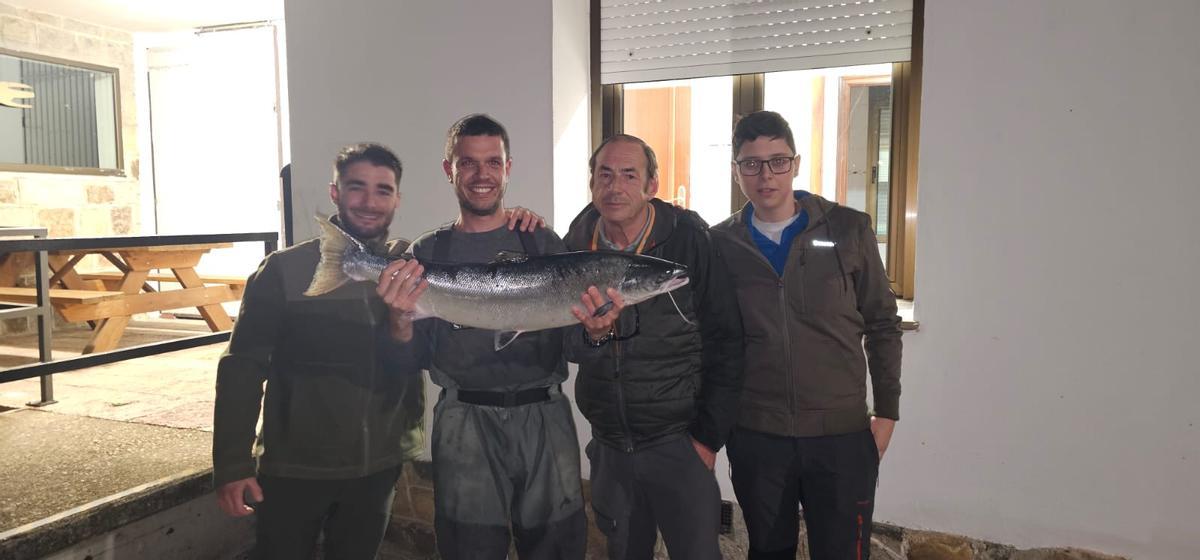 José López Milla, Javier Bueno con el campanu, Íñigo Justo Fernández Amantegui e Ismael García Fernández, en el precinto de La Rodriga.