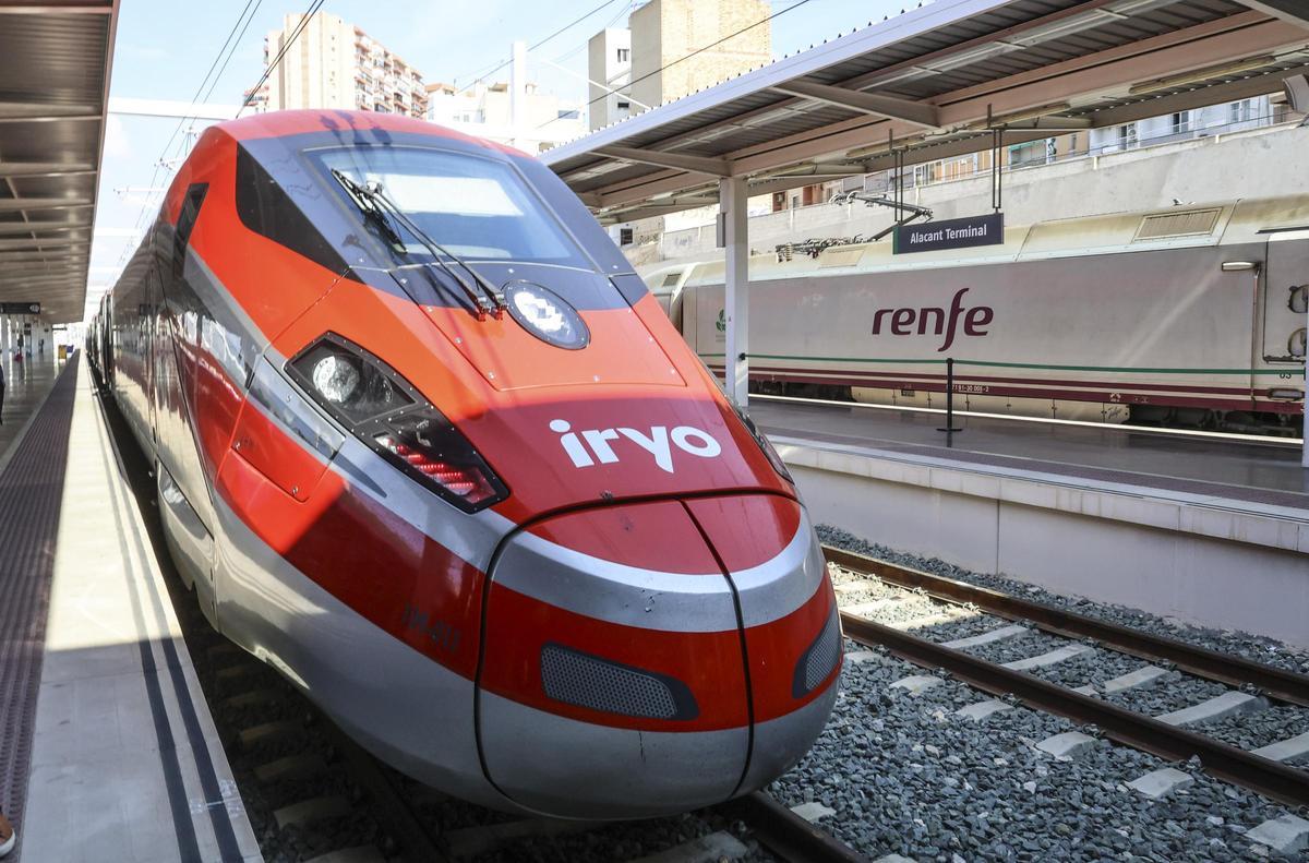 Uno de los trenes del operador en la estación de Alicante.