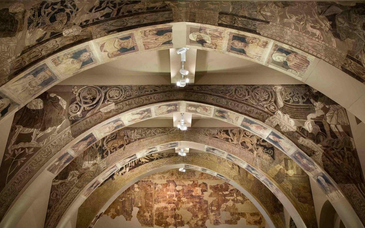 Los expertos vinculan el estilo de estos murales con los mosaicos hechos por artistas bizantinos en la capilla palatina de Palermo o en la catedral de Monreal (Sicilia), y también con la miniatura inglesa de la época.
