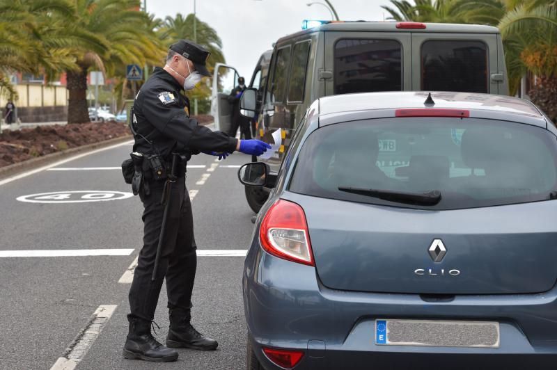 24-03-2020 LAS PALMAS DE GRAN CANARIA. La Policía Local realiza controles por la cuarentena del Covid-19. Fotógrafo: ANDRES CRUZ  | 24/03/2020 | Fotógrafo: Andrés Cruz