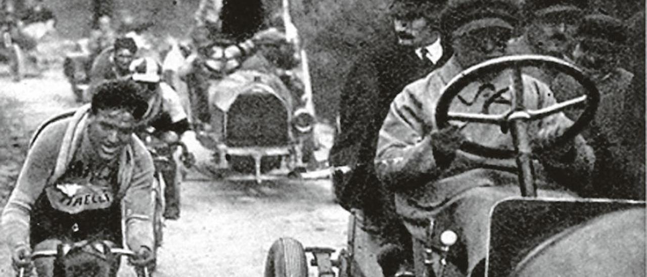 Calzolari, ganador del Giro de 1914, en una etapa.
