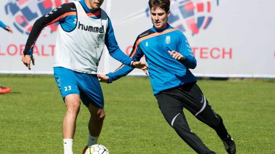 Edu Bedia, con el balón, con Erice durante un entrenamiento del Oviedo.