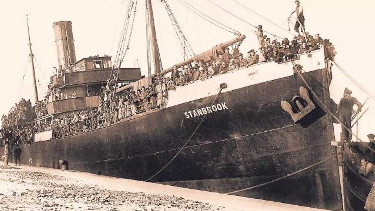 El buque 'Stanbrook' en su salida del Puerto de Alicante al final de la Guerra Civil.