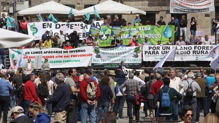 Un millar de personas marcha por Compostela en defensa del monte vecinal