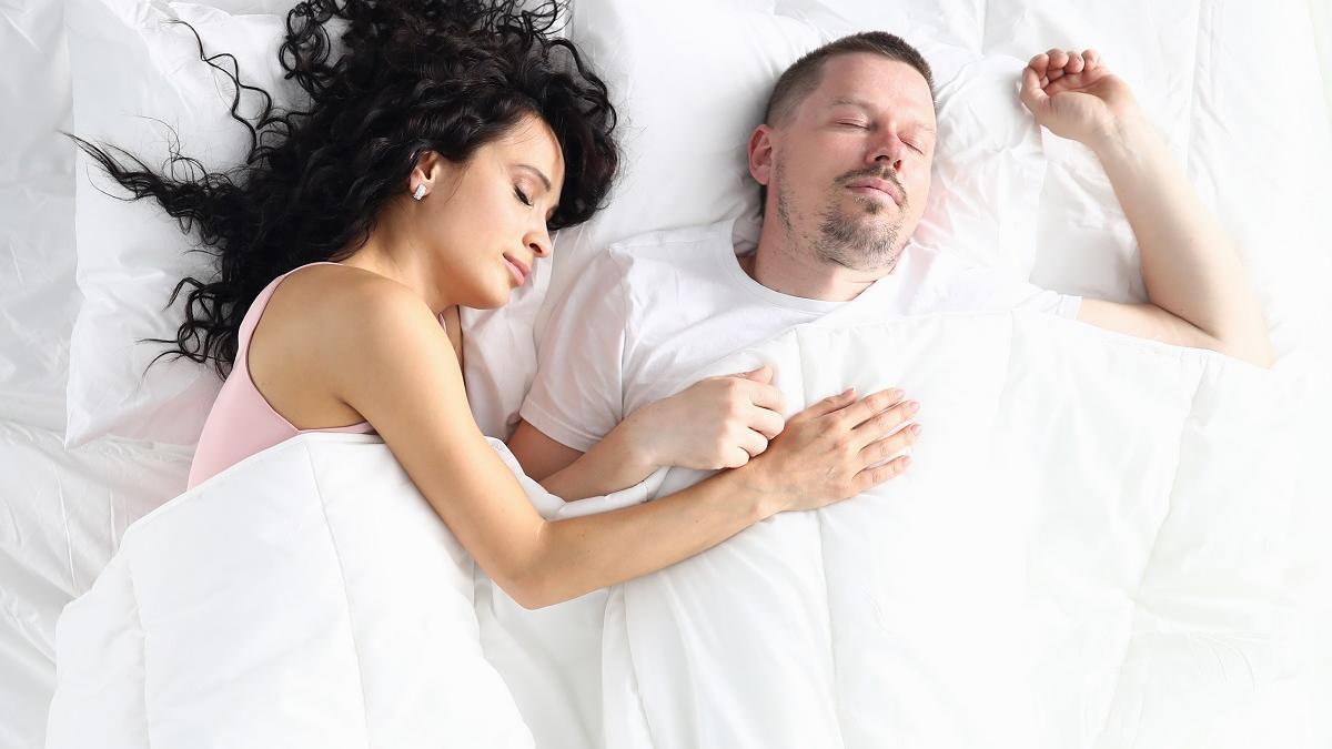 Domir en pareja puede prevenir el insomnio.