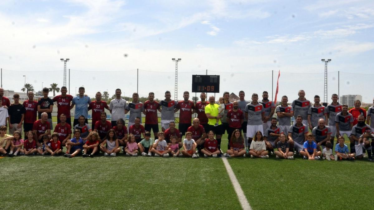 Hasta 44 jugadores con pasado en el Moncofa se enfrentaron en un partido formado por un equipo de futbolistas de la localidad contra otro compuesto por foráneos.