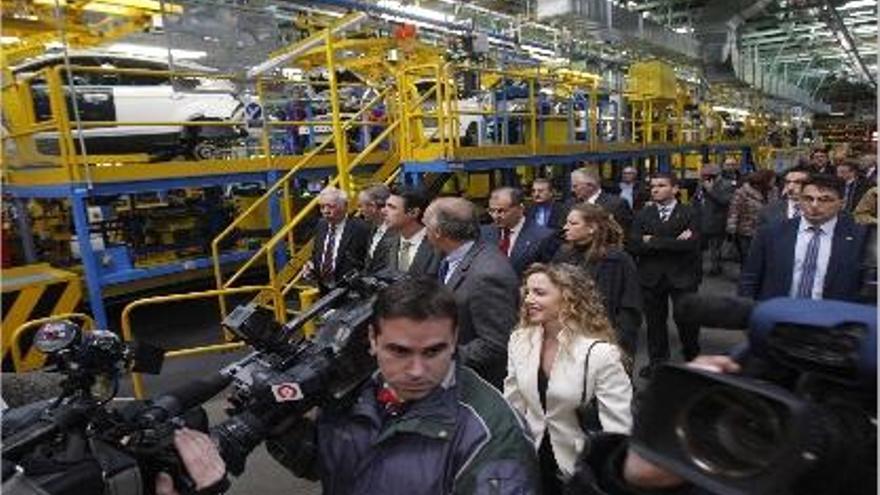 Los ministros Soria y García Margallo y el president Fabra visitaron ayer la factoría.