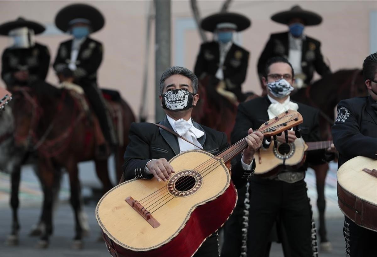 Los músicos de mariachi cantan una serenata en la mítica plaza Garibaldi, ahora vacía de visitantes.