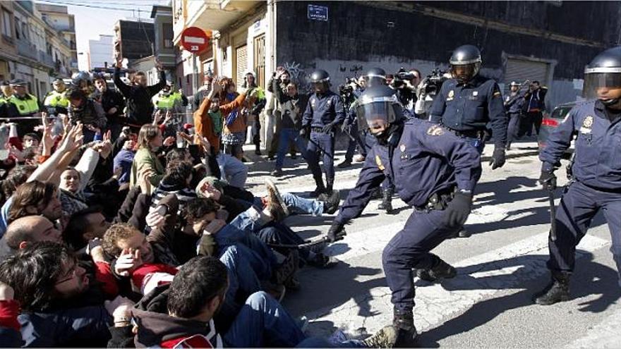 Agentes de la Policía Nacional golpean a los vecinos que estaban en el suelo y con las manos en alto.