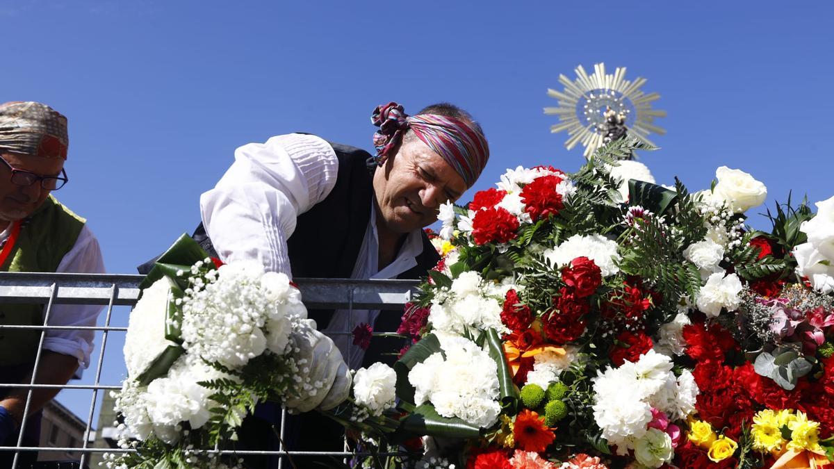 En imágenes | La Ofrenda de Flores a la Virgen del Pilar 2023 (I)