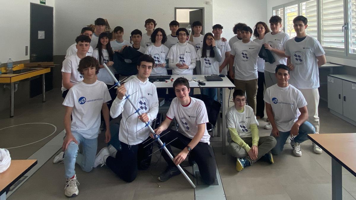 El equipo Valdespace junto a sus compañeros de clase (1º Bachillerato B) y su mentora, Ana Ferrer.