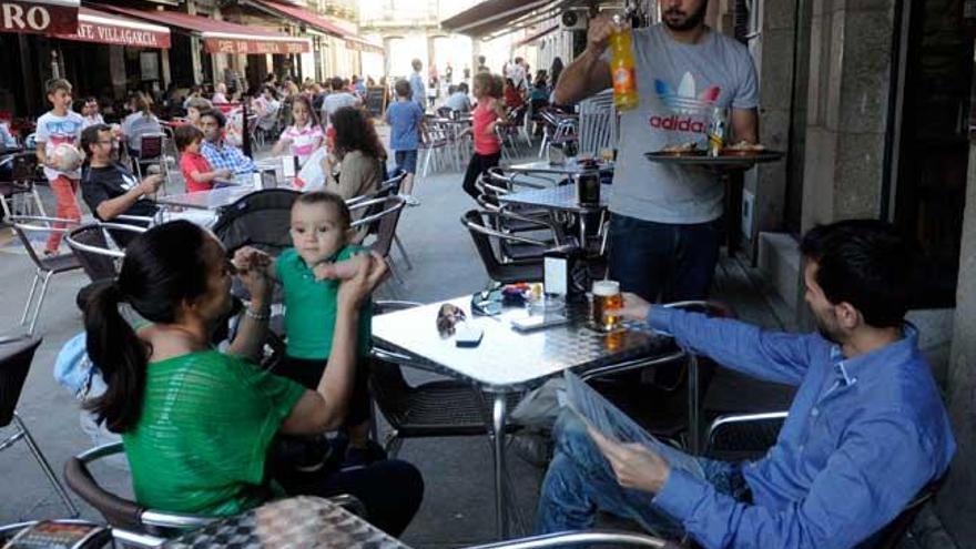 Consumidores en una terraza en Arousa. // Noé Parga