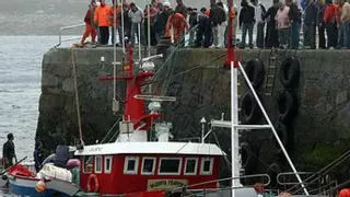 Rescatan "en buen estado" en alta mar a tres tripulantes de un pesquero de Muxía