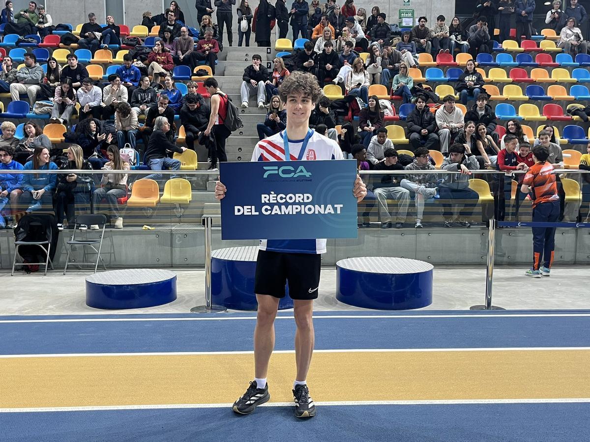 El saltador Martí Serra, amb el diploma de rècord del campionat de perxa