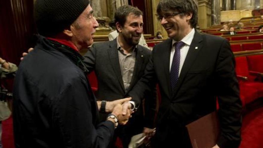 Carles Puigdemont amb Lluís Llach ahir al Parlament.