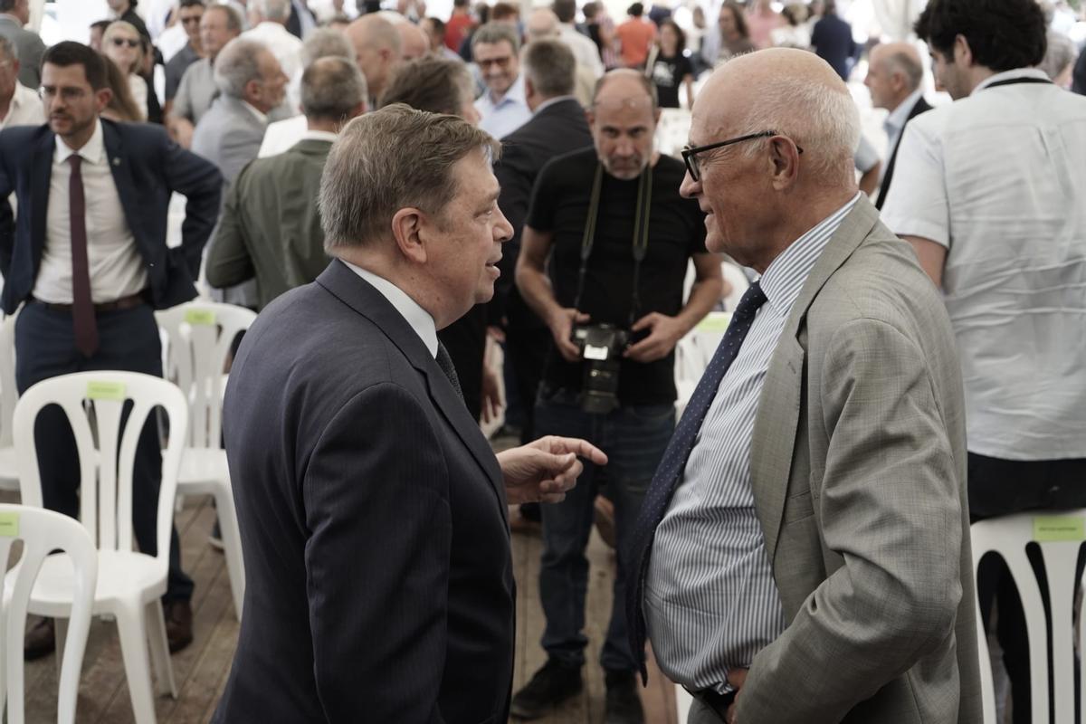 Luis Planas conversa amb Josep Oliu durant la inauguració