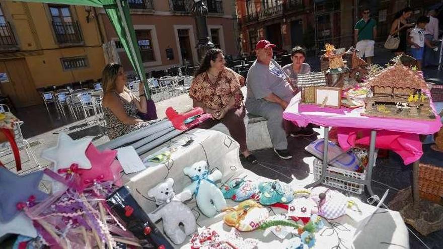 Los puestos del mercado, ayer, en Carlos Lobo.