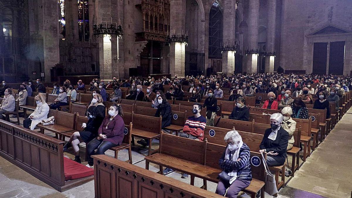 Otro momento de la ceremonia de ayer, con menos asistentes debido a la pandemia. | M. MIELNIEZUK