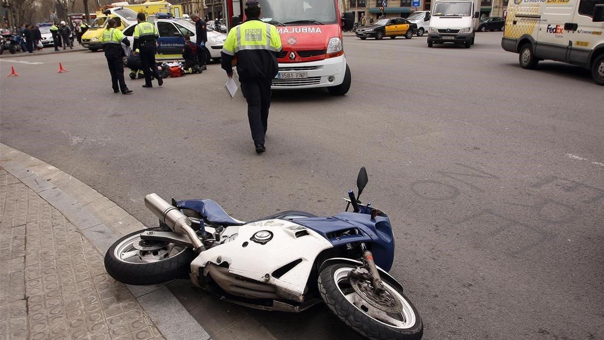 zentauroepp10082862 barcelona 9 03 2009     sociedad     accidente entre un moto181117202726