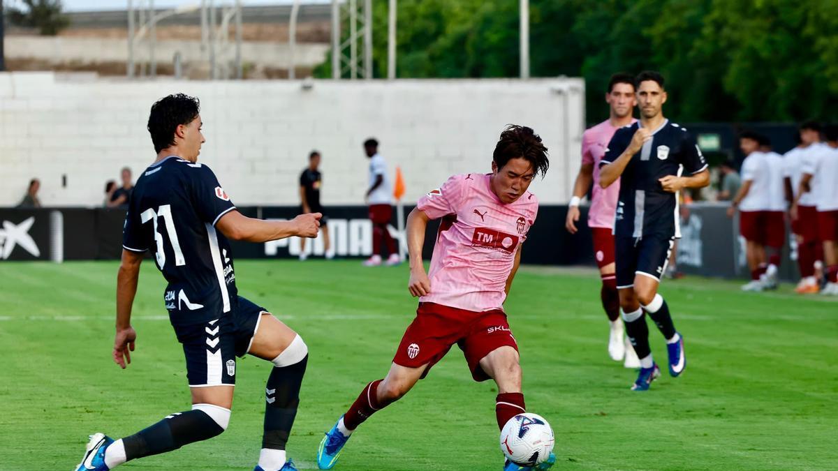 El golazo antológico de Sato en su debut con el Valencia CF