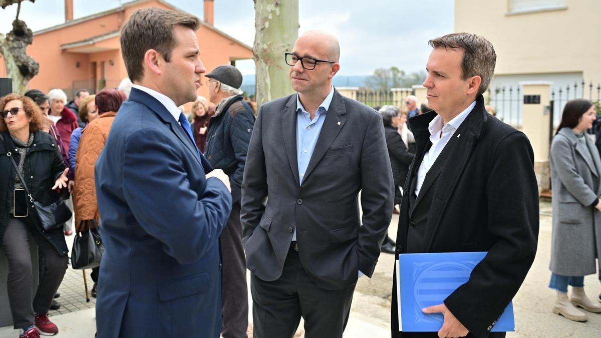 D’esquerra a dreta, Jordi Camps, alcalde de Vidreres; Raúl Moreno, secretari general de Drets Socials i Inclusió, i David Álvarez Carreño, director territorial de Drets Socials i Inclusió a Girona, durant la inauguració del SAIAR Santa Victòria de Vidreres.