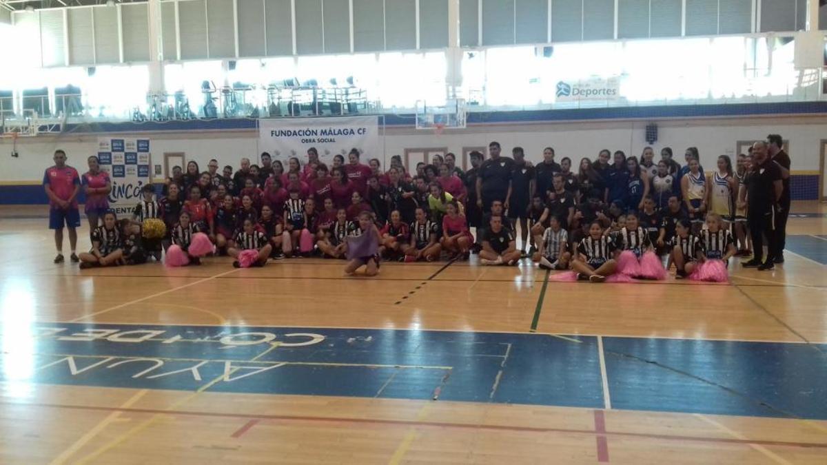 Participantes y representantes de las entidades patrocinadoras posaron en el Pabellón Rubén Ruzafa.
