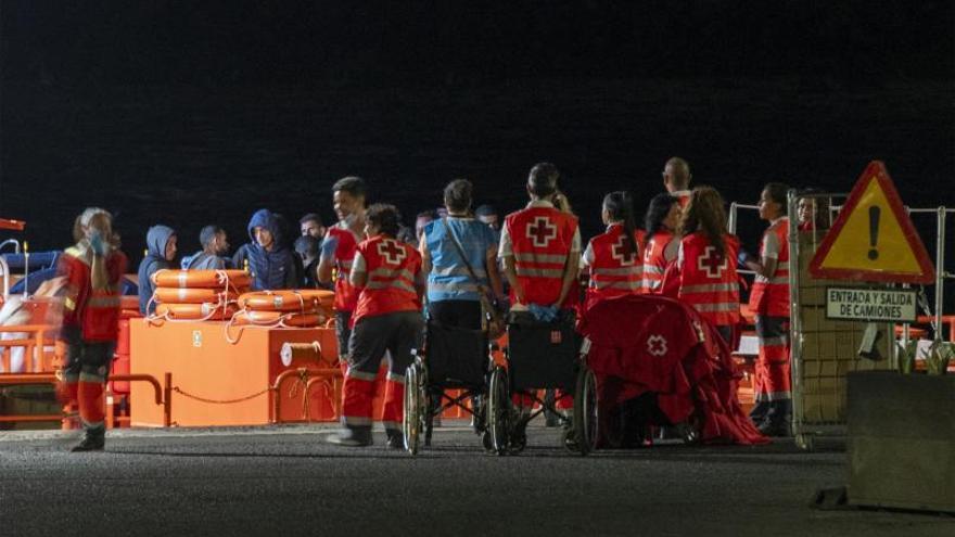 Personal de Cruz Roja atiende a un grupo de migrantes en el norte de Lanzarote. | | ADRIEL PERDOMO/EFE