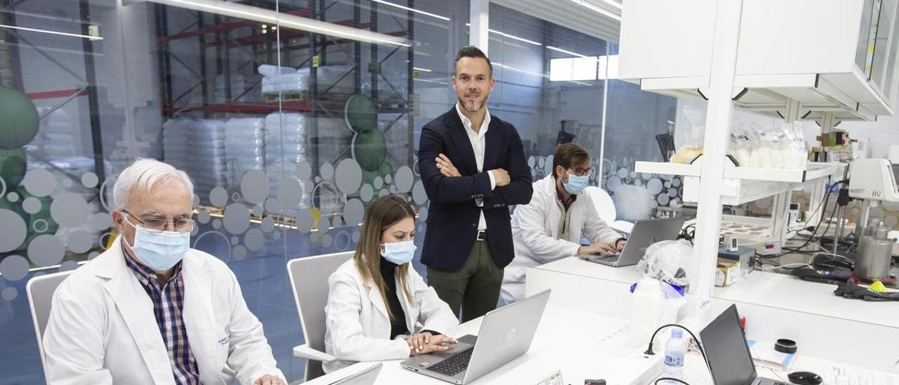 El director de Forest Chemical, Pedro Fernández, en el laboratorio.
