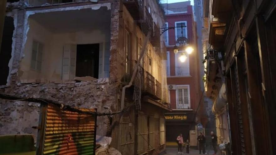 La pared de un edificio en ruinas se desploma en Cartagena