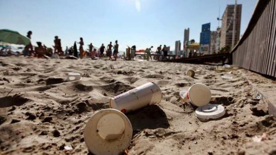 Basura vertida en la playa de Levante, ayer.