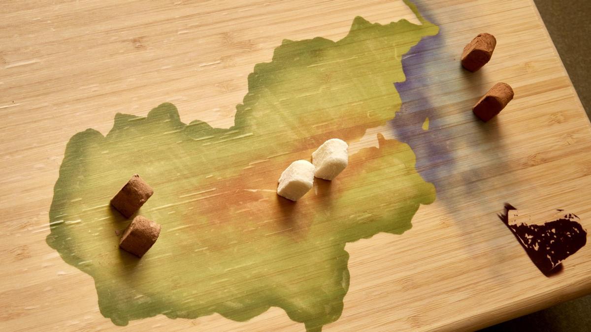 Los 'petit fours' de Rola, servidos sobre un mapa de la reserva de Urdaibai.