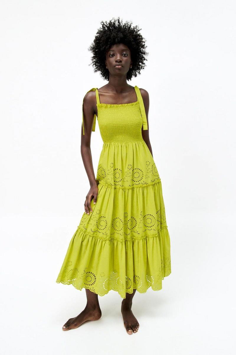 Vestido de color lima con paneles y bordados perforados, de Zara