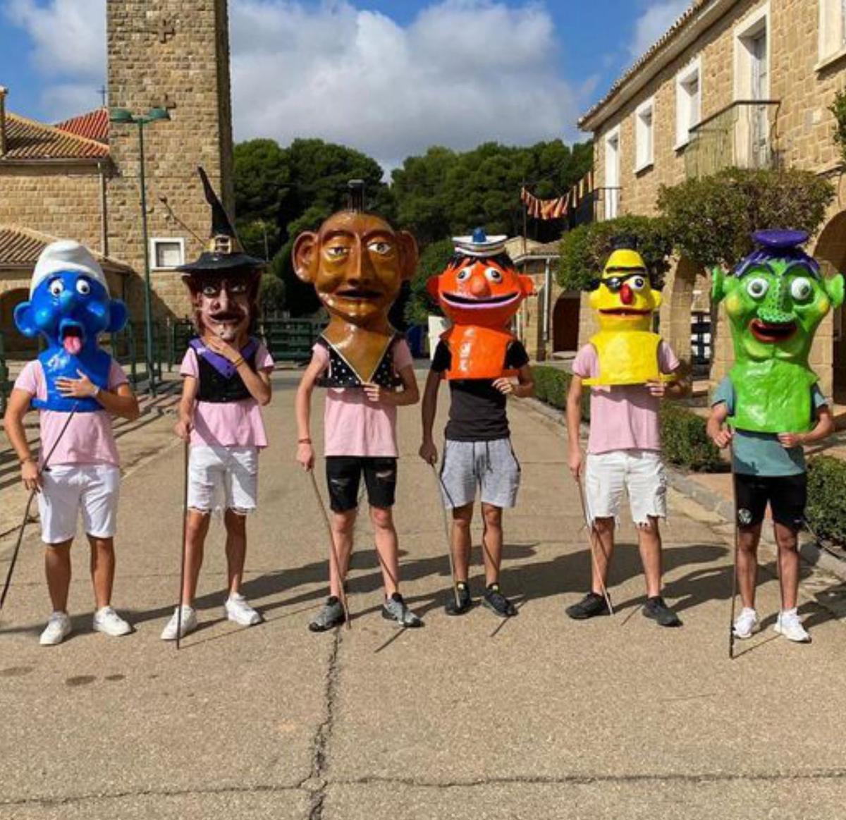 Los cabezudos encorrieron a los niños.  |