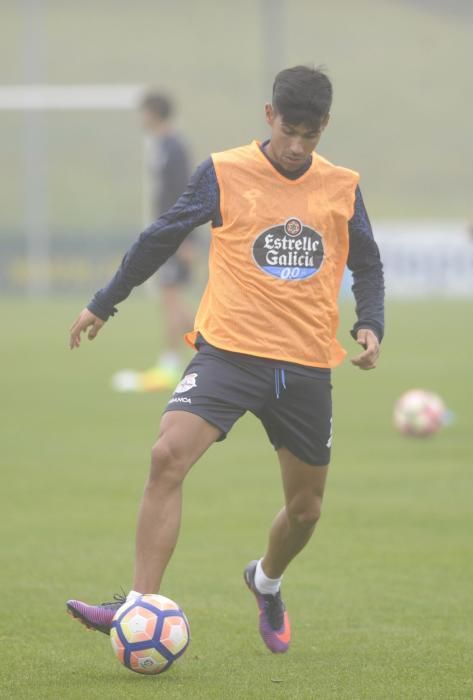 Los de Gaizka Garitano preparan el encuentro en Riazor con las bajas de Joselu y Carles Gil.