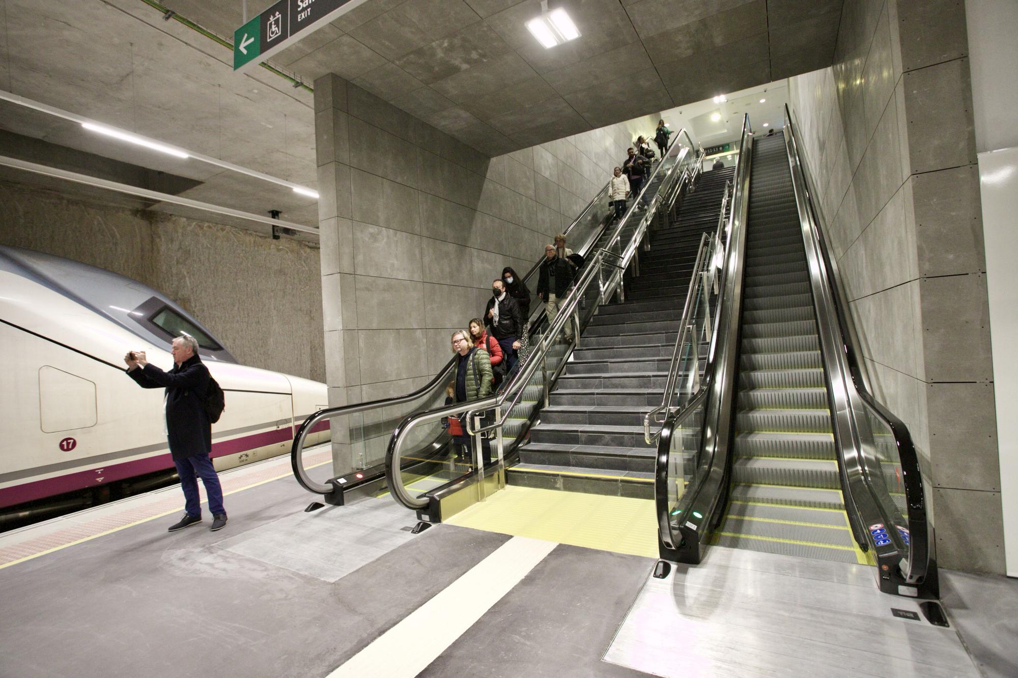 Así ha sido el primer día del AVE Murcia-Madrid y de Cercanías Avant en la estación del Carmen