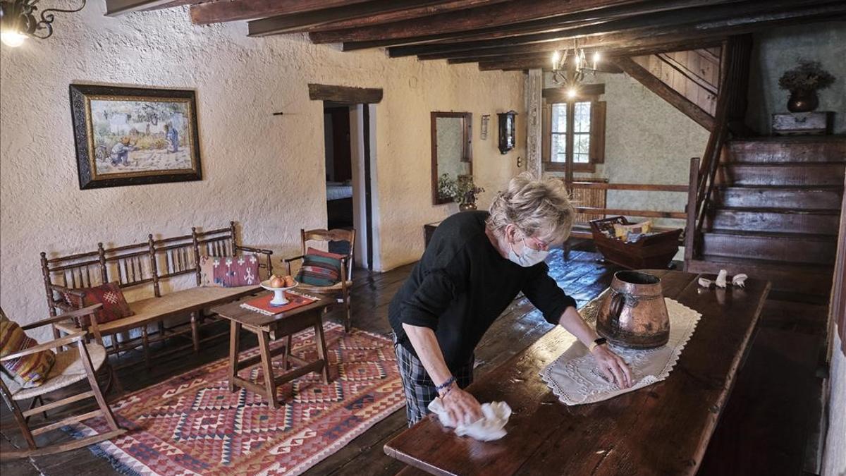 Sant Pere de Torello  Osona 18 03 2021  La casa rural La Teuleria se prepara para recibir clientes en el primer fin de semana de desconfinamiento comarcal  FOTO Oriol Clavera