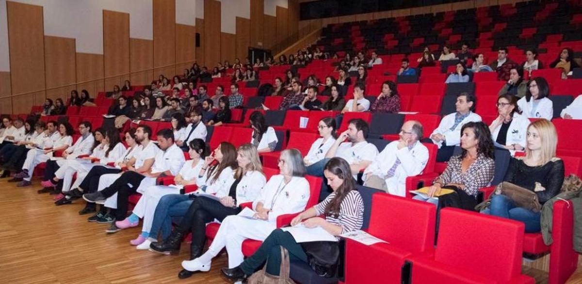 El salón de actos del HUCA, durante la jornada de puertas abiertas de ayer.