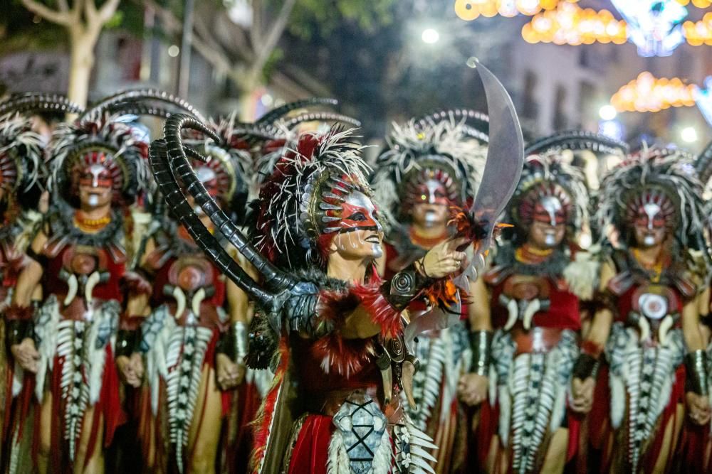 Calp se entrega a las huestes festeras en la Entrada de Moros y Cristianos