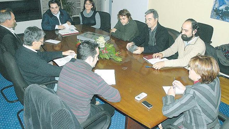 Reunión del gobierno tripartito de Cangas con los redactores del Plan Xeral, ayer en el Concello.
