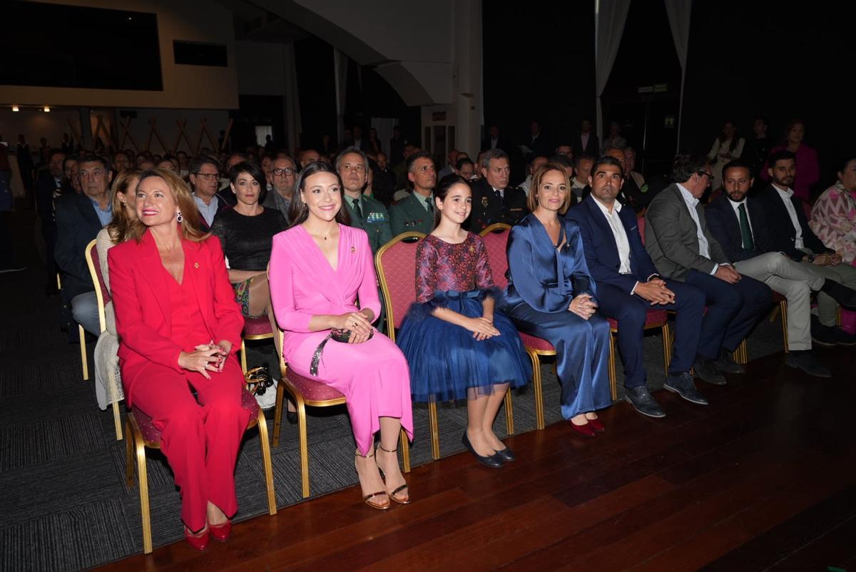La alcaldesa, Begoña Carrasco, junto a las reinas de las fiestas y a la concejala de Fiestas, Noelia Selma.