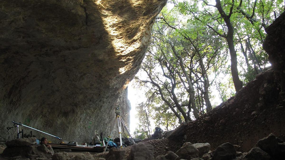 Vista de la entrada a la Cueva Mandrin en Francia.