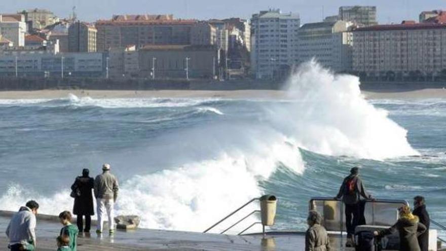 Imagen de oleaje en Riazor.