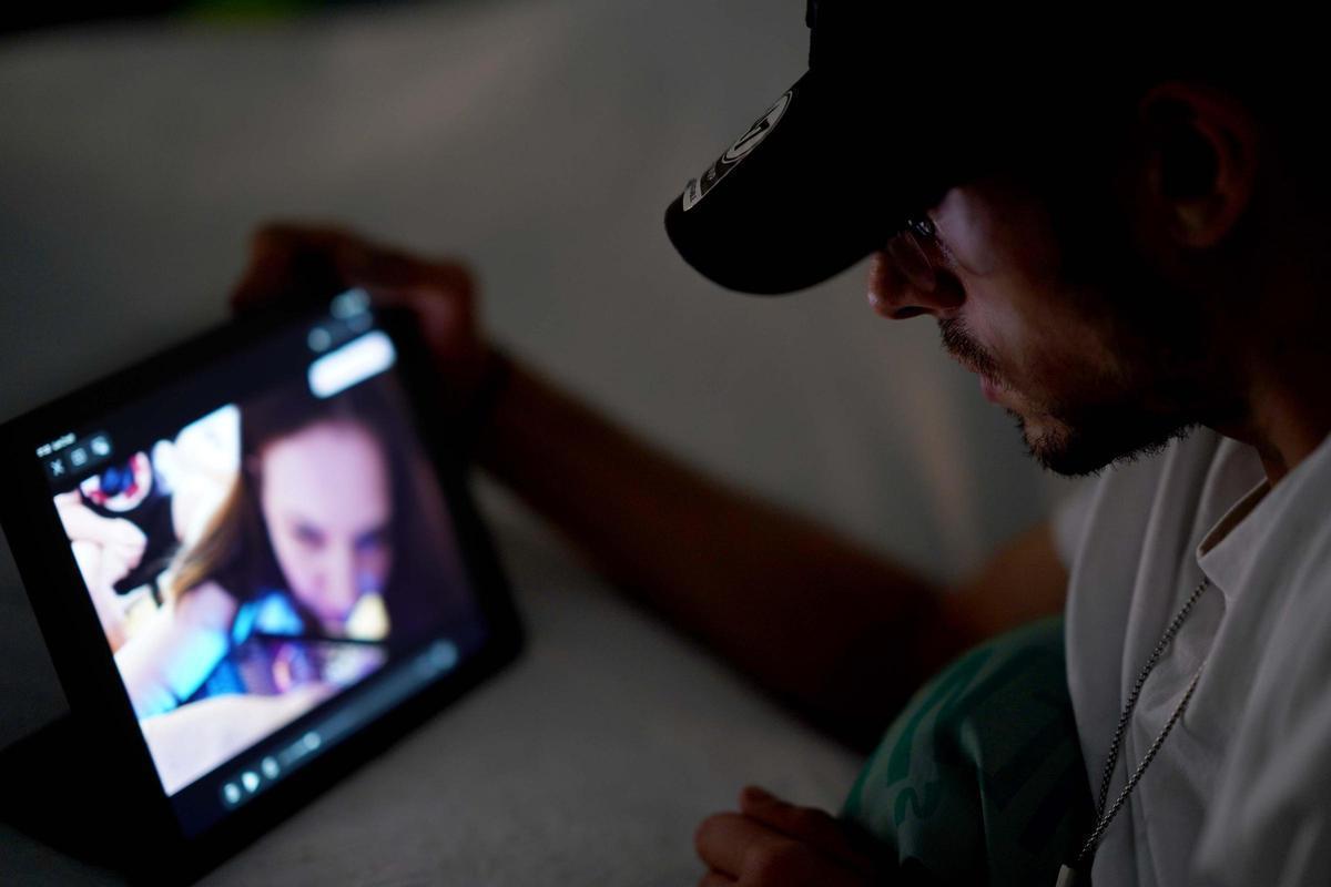 Un joven consumiendo porno.